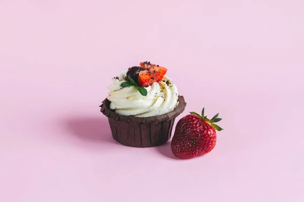 Sabroso Cupcake Decorado Con Fresa Fresca Sobre Fondo Rosa Pastel — Foto de Stock