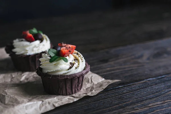 Sabroso Cupcake Decorado Con Fresa Fresca Sobre Fondo Madera Oscura — Foto de Stock