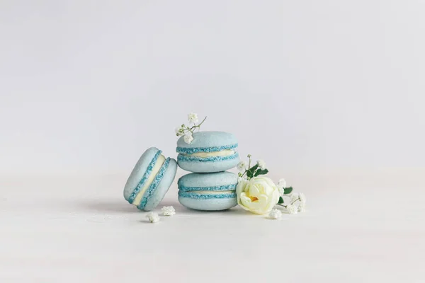 Macarons Français Bleu Savoureux Avec Rose Crème Tendre Petites Fleurs — Photo