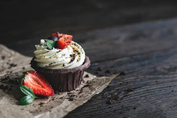 Sabroso Cupcake Decorado Con Fresa Fresca Sobre Fondo Madera Oscura — Foto de Stock