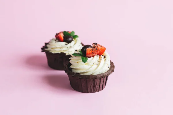 Sabrosos Cupcakes Decorados Con Fresa Fresca Sobre Fondo Rosado Pastel — Foto de Stock