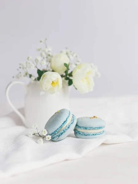 Lekkere Blauwe Franse Macarons Kruik Met Roomrozen Een Witte Houten — Stockfoto