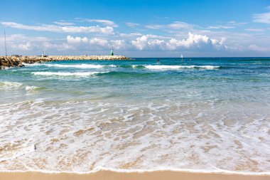 Tel Aviv İsrail 'de deniz feneri ve yelkenli tekneleri olan Akdeniz sahilleri. 
