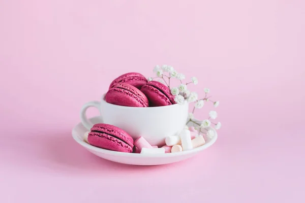 Lekkere Roze Franse Macarons Marshmallows Witte Beker Een Roze Pastel — Stockfoto