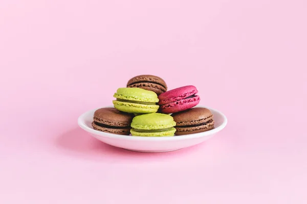 Finom Francia Macaroons Készlet Rózsaszín Háttérrel Rózsaszín Zöld Barna Macaroons — Stock Fotó