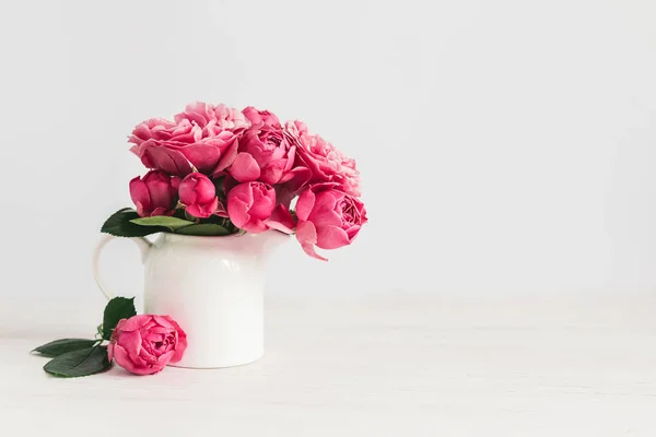 Ramo Romántico Rosas Rosadas Frasco Sobre Fondo Blanco Lugar Para — Foto de Stock