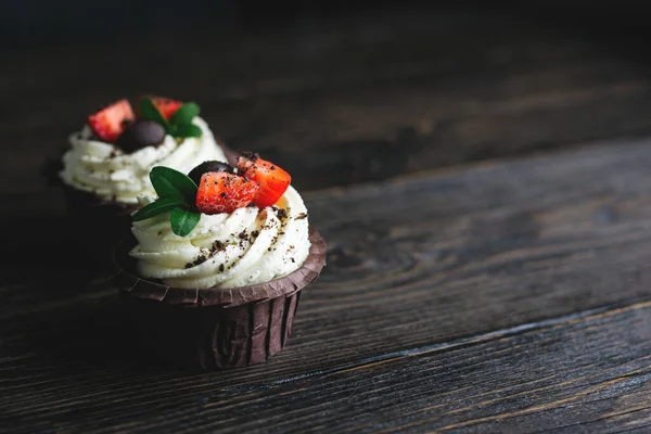 Sabroso Cupcake Decorado Con Fresa Fresca Sobre Fondo Madera Oscura — Foto de Stock