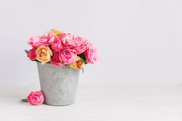白を基調としたヴィンテージのポットにピンクと黄色のバラのロマンチックな花束 テキストの場所 — ストック写真
