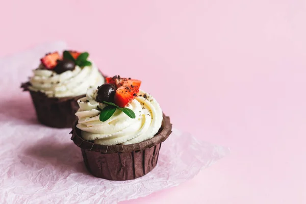 Sabrosos Cupcakes Decorados Con Fresa Fresca Sobre Fondo Rosado Pastel — Foto de Stock