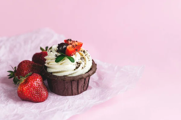 Sabroso Cupcake Decorado Con Fresa Fresca Sobre Fondo Rosa Pastel — Foto de Stock