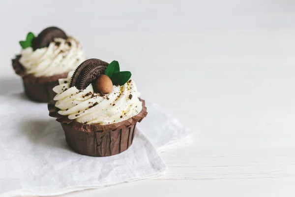 Sabroso Cupcake Decorado Con Galletas Chocolate Sobre Fondo Madera Blanca — Foto de Stock