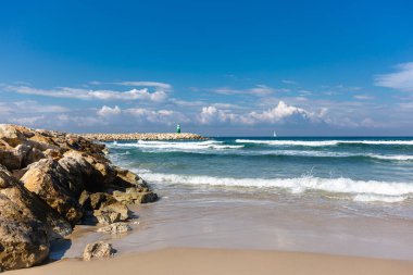 Tel Aviv İsrail 'de deniz feneri ve yelkenli tekneleri olan inanılmaz Akdeniz sahilleri. Güzel güneşli bir gün.