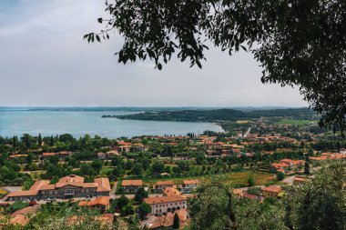 Padenge sul Garda, İtalya 'dan Garda Gölü' nün muhteşem manzarası. Güzel güneşli bir gün.