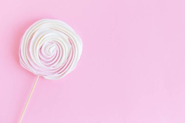 Pembe pastel arka planda yumuşak krema. Bayram tebrik kartı veya geçmiş konsepti. Düz yatıyordu. Metin için yer.