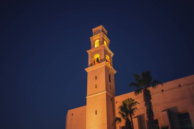 Eski Jaffa, Tel-Aviv, İsrail 'deki Aziz Peter Katolik Kilisesi' ne bakın. Gece manzarası.