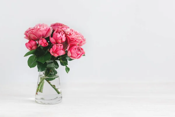 Романтичний Букет Рожевих Троянд Скляній Вазі Білому Тлі Місце Тексту — стокове фото