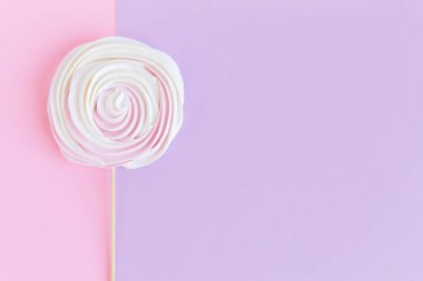 Pembe ve menekşe renginde yumuşak krema. Bayram tebrik kartı veya geçmiş konsepti. Düz yatıyordu. Metin için yer.