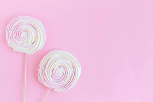 Merengues Tiernos Sobre Fondo Pastel Rosa Concepto Para Tarjeta Felicitación — Foto de Stock