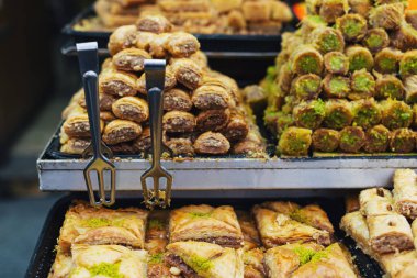 Geleneksel Arap tatlıları (tatlı kadaif, kunafa, baklava) Kudüs pazarında, İsrail. 
