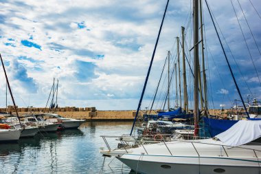 Eski Jaffa limanındaki yelkenliler. Tel Aviv, İsrail. Güzel bulutlu gökyüzü.