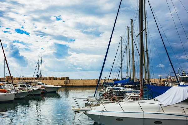 Eski Jaffa limanındaki yelkenliler. Tel Aviv, İsrail. Güzel bulutlu gökyüzü.