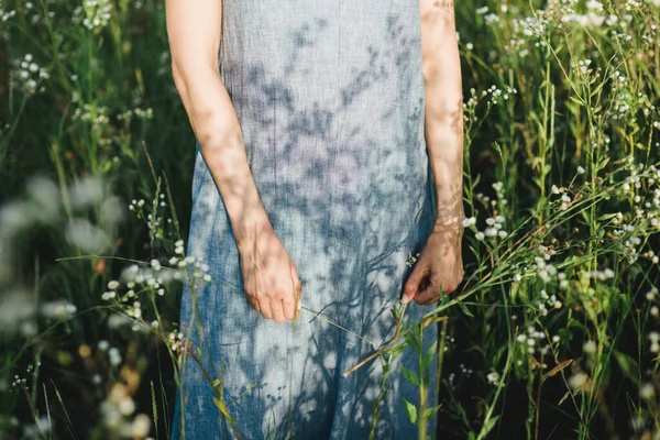 日差しの中で夏の牧草地にライトブルーのリネンのドレスの美しい女の子 夏の背景 — ストック写真