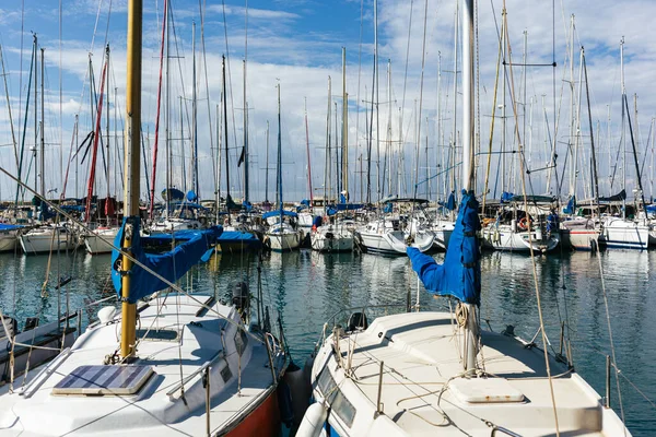 İsrail 'in Tel Aviv marinasında yelkenliler ve yatlar. Güzel bulutlu gökyüzü.