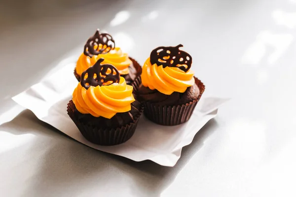 Sabrosas Magdalenas Chocolate Con Crema Naranja Decoradas Con Calabazas Chocolate — Foto de Stock