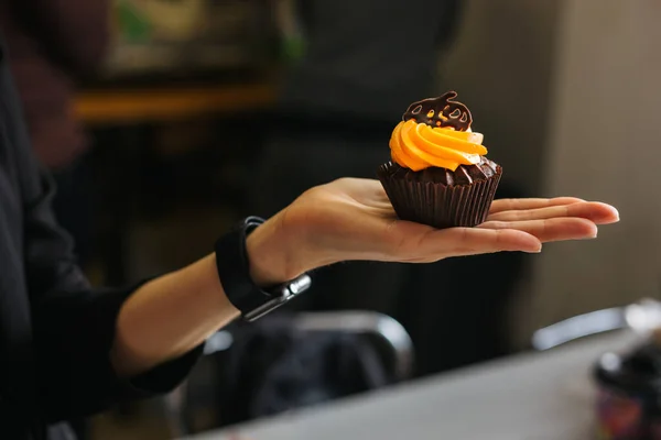 Sabroso Cupcake Chocolate Con Crema Naranja Decorado Con Calabaza Chocolate — Foto de Stock