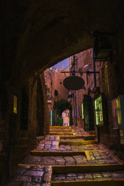 Eski Jaffa şehrinin Tel-Aviv, İsrail 'de yağmurdan sonra akşam caddesi. Jaffa 'nın eski binaları.
