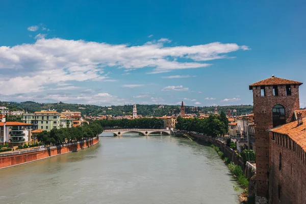 Vista Incrível Cidade Verona Partir Ponte Itália Belo Dia Ensolarado — Fotografia de Stock