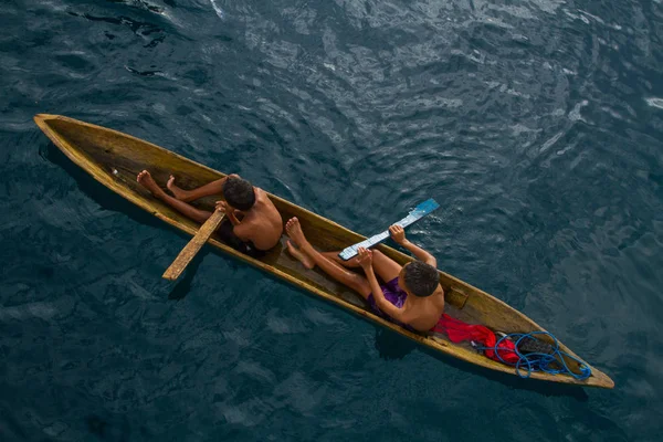 地元の漁師の若い男の子は 小さな伝統的なパドルボートで遊びます — ストック写真