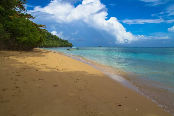 Gyönyörű Érintetlen Strandon Paradicsomban — Stock Fotó