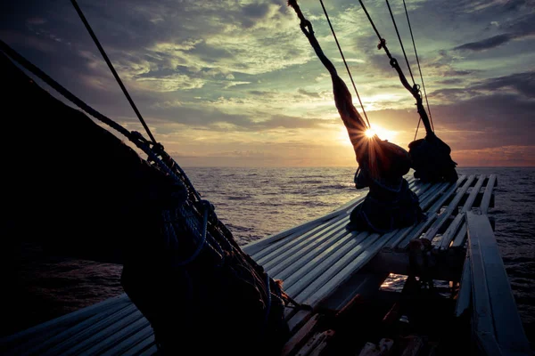 Het Uitzicht Oceaan Vanaf Boeg Van Een Zeilschip Prachtige Zonsondergangen — Stockfoto