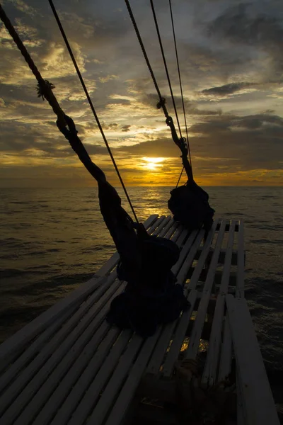 Het Uitzicht Oceaan Van Boeg Van Een Schip Varen Prachtige — Stockfoto