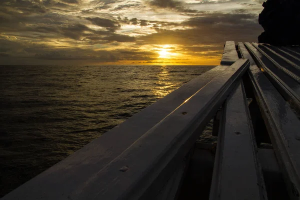 Het Uitzicht Oceaan Vanaf Boeg Van Een Zeilschip Prachtige Zonsondergangen — Stockfoto