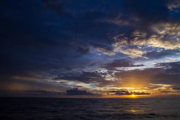 Piękne Dramatyczne Świt Zasępia Rano Nad Oceanem — Zdjęcie stockowe