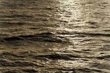 Gün batımı ışık yansımaları dalgalar