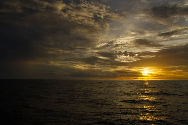 Belle Vue Sur Océan Avec Ciel Nuageux Spectaculaire Coucher Soleil — Photo
