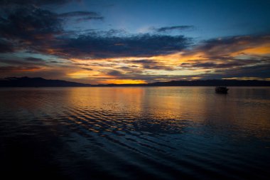 Sakin okyanusta güzel bir gün doğumu dramatik bir gökyüzü bulutu altın gün doğumu