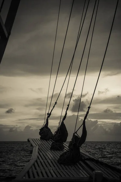 Het Uitzicht Oceaan Vanaf Boeg Van Een Zeilschip Zwart Wit — Stockfoto