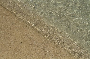 Kum üzerinde küçük dalgalar