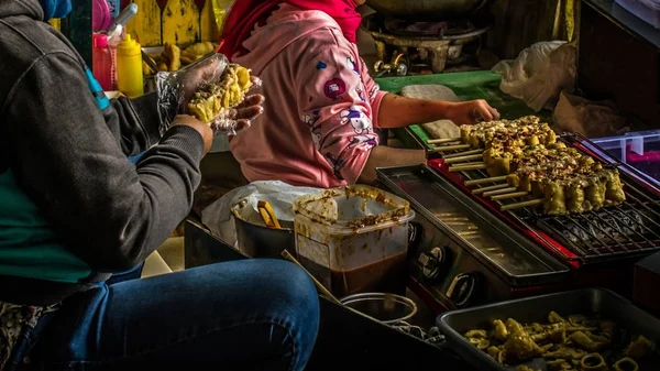 Сатай Грилі Жвавому Вуличному Продовольчому Ринку — стокове фото
