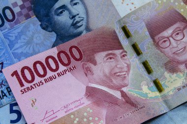 Yakın çekim resimde karışık Endonezyalı banknotlar