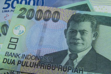 Yakın çekim resimde karışık Endonezyalı banknotlar