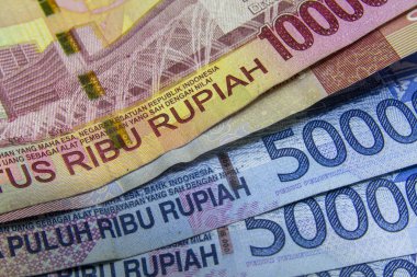 Yakın çekim resimde karışık Endonezyalı banknotlar