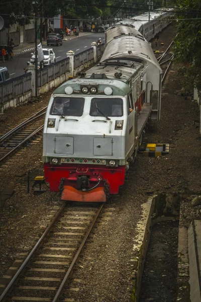 Passenger Train Departs City Train Station — Stock Photo, Image