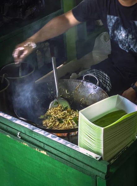 Leckere Gebratene Nudeln Auf Einem Belebten Street Food Markt — Stockfoto
