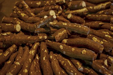 Geleneksel pazarda bir yığın manyok.