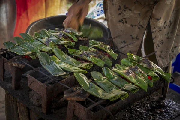 Вкусная Традиционная Гриль Еда Завернутая Банановый Лист — стоковое фото